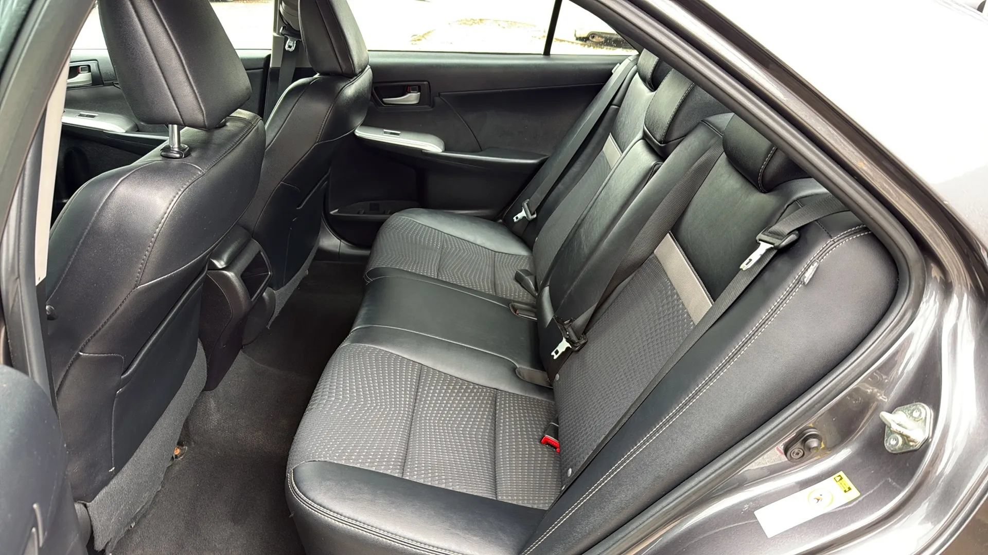 Used 2014 Toyota Camry SE w/ Moonroof Package FWD image 15