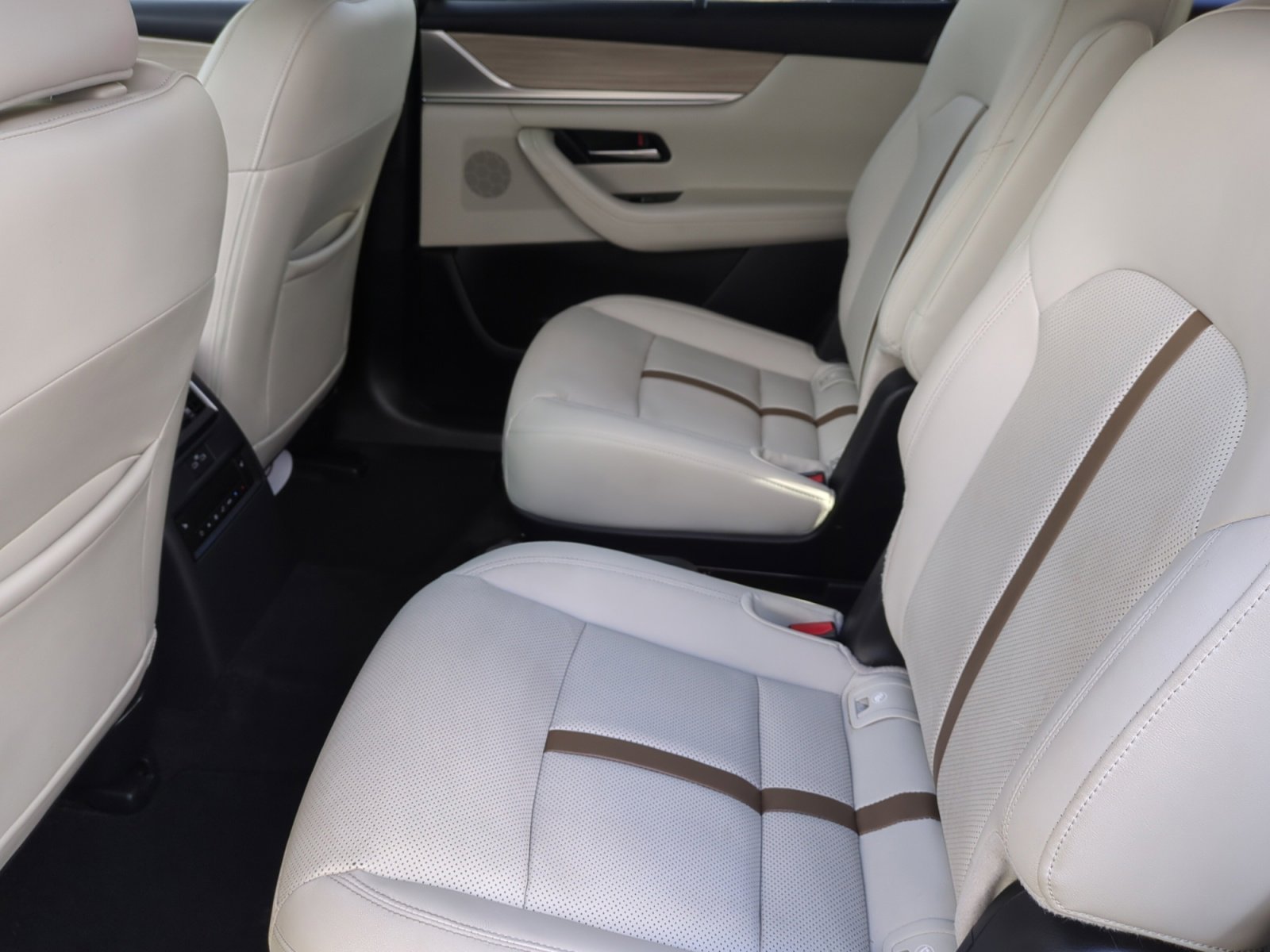 Used 2024 MAZDA CX-90 3.3 Turbo w/ Premium Plus Pkg image 17