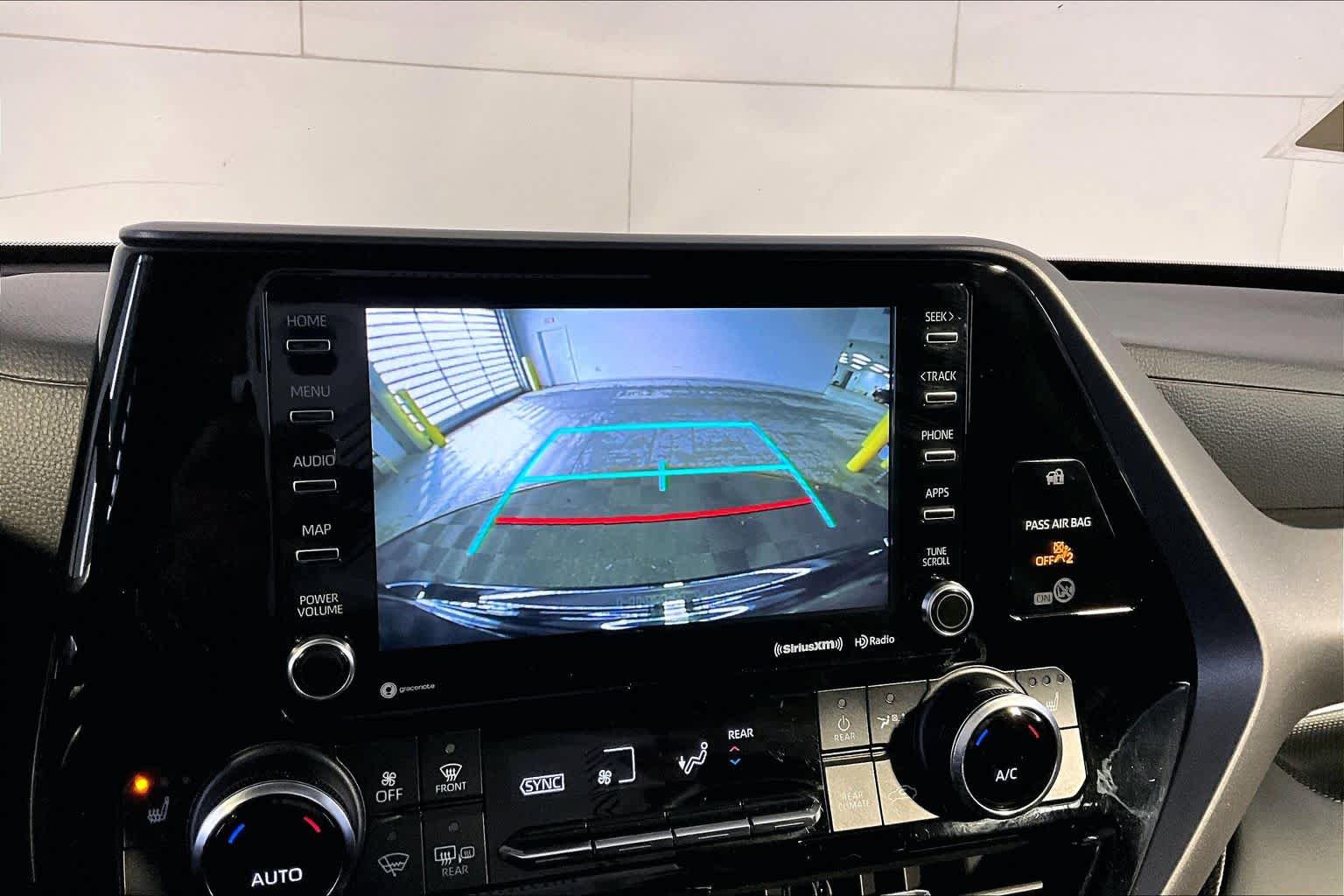 Used 2022 Toyota Highlander XLE AWD/4WD image 29