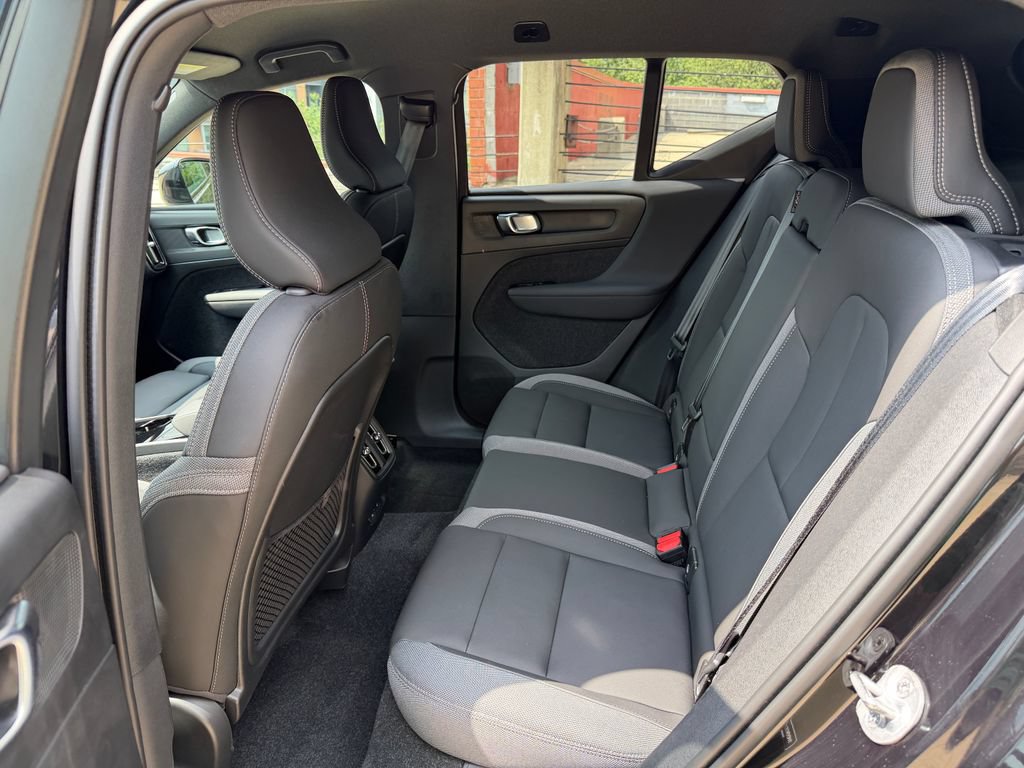 Certified 2024 Volvo XC40 Recharge Core RWD image 22
