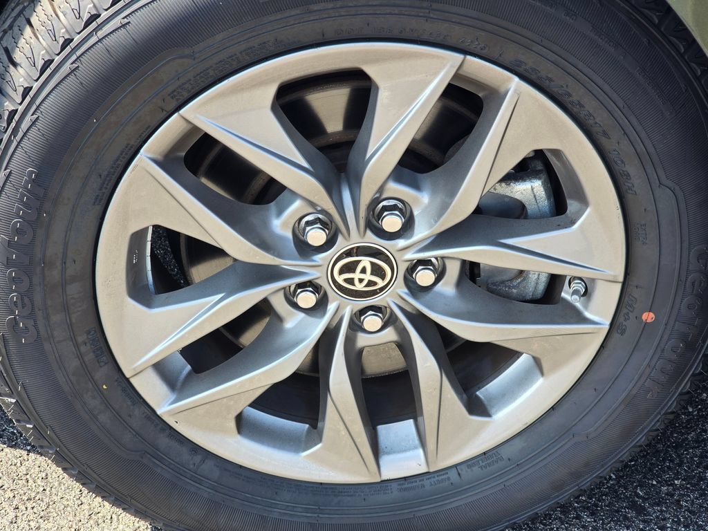 Certified 2024 Toyota Sienna XLE FWD image 9