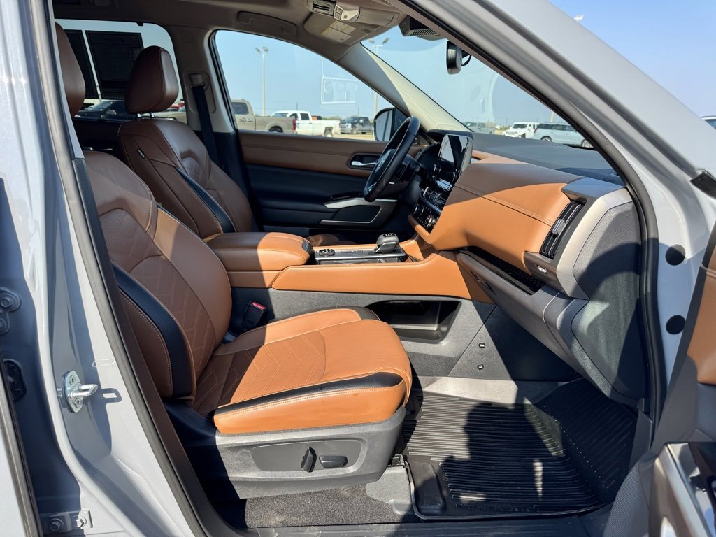 Used 2022 Nissan Pathfinder Platinum w/ Cargo Package image 5