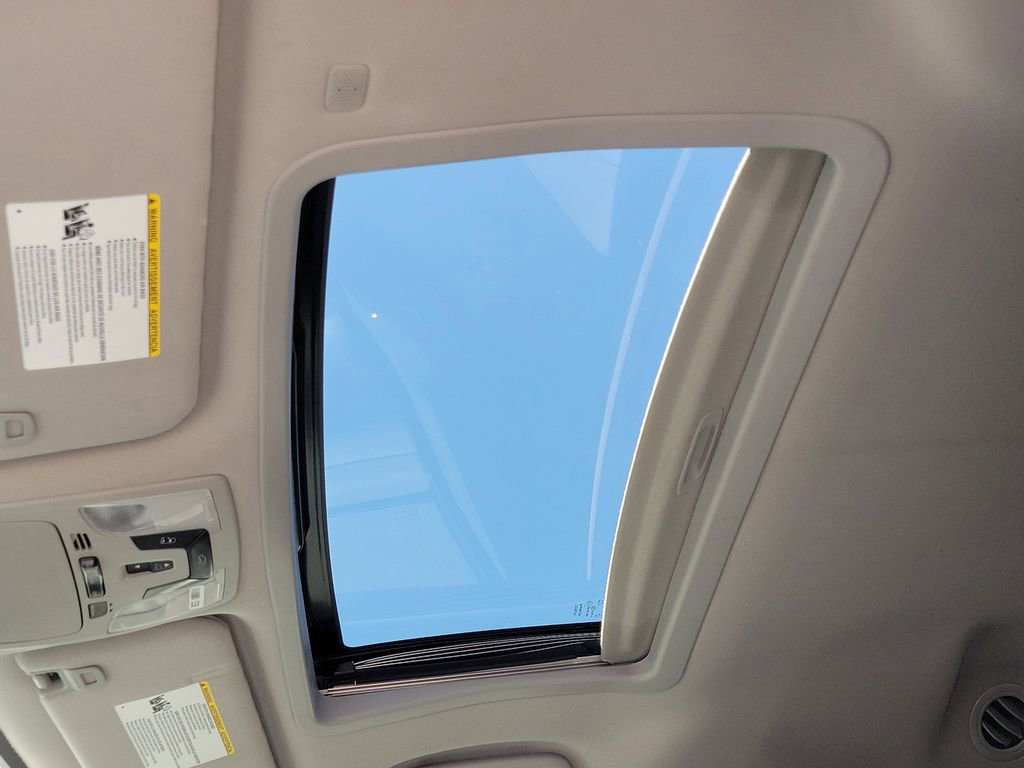 Used 2020 Toyota Sienna XLE w/ XLE Navigation Package FWD image 5