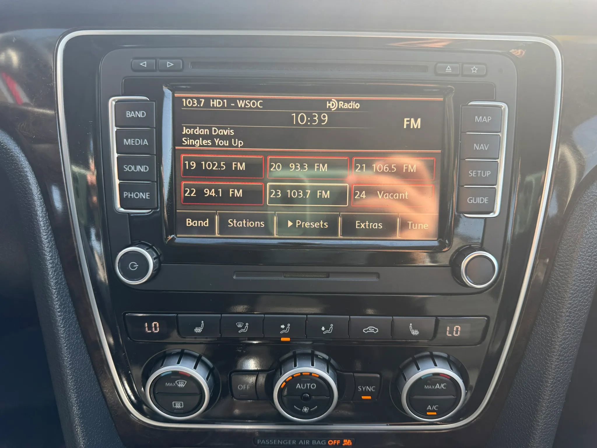 Used 2015 Volkswagen Passat TDI SEL Premium image 17