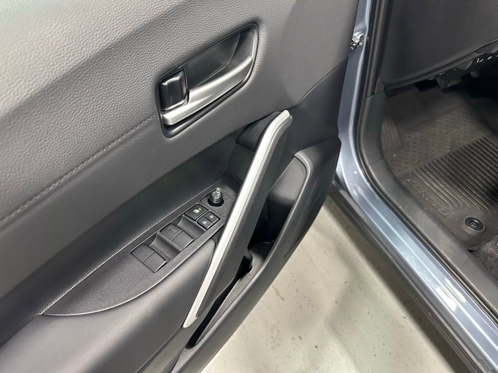 Used 2025 Toyota Corolla Cross XSE image 9