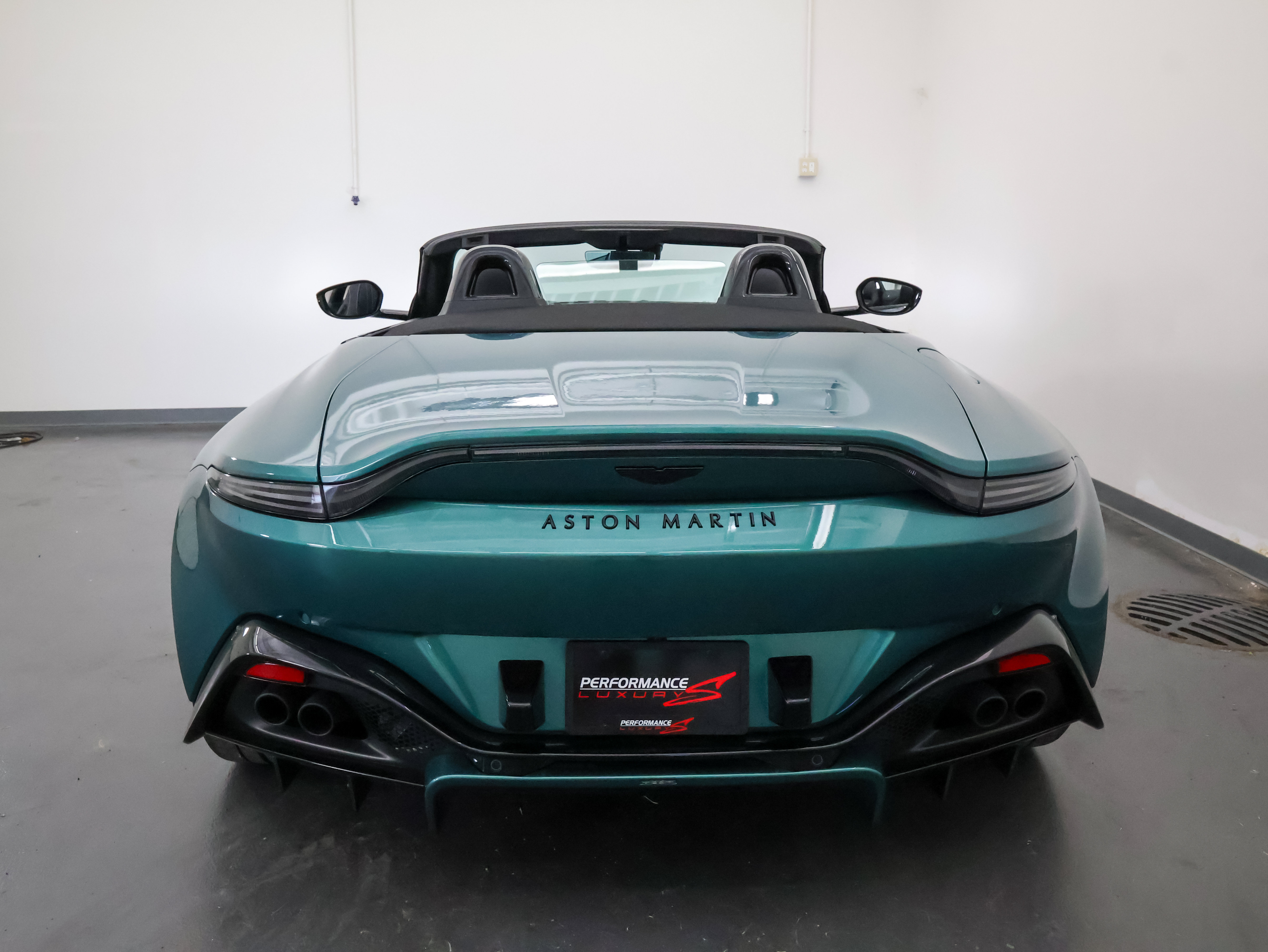 Used 2023 Aston Martin V8 Vantage Roadster RWD image 5