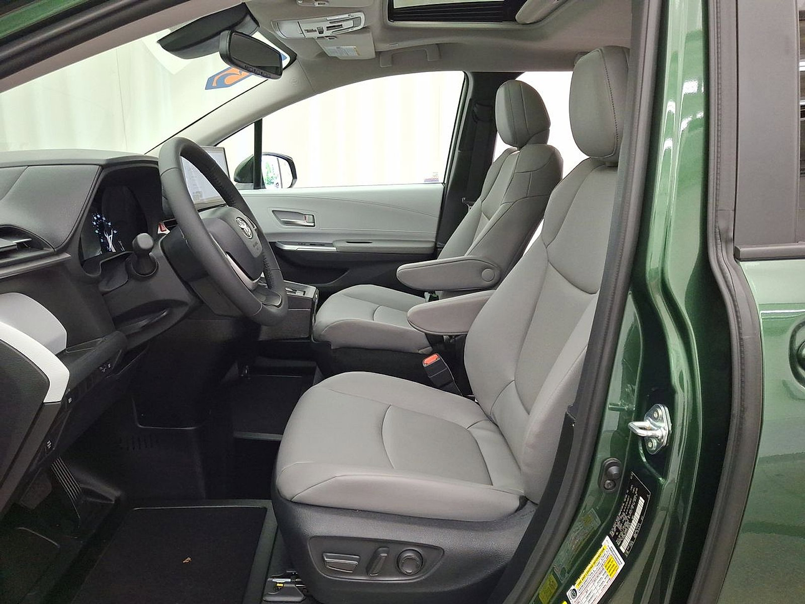 Used 2026 Toyota Sienna XLE FWD image 11