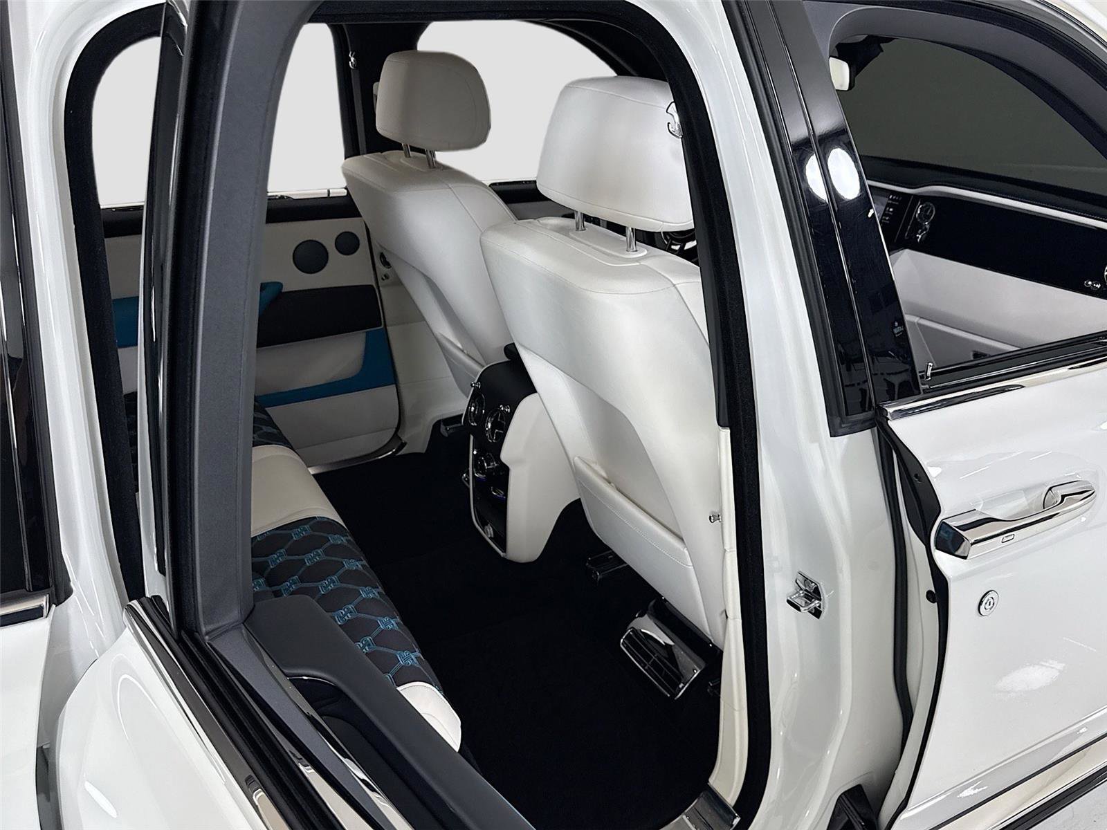 Used 2025 Rolls-Royce Cullinan AWD/4WD image 35