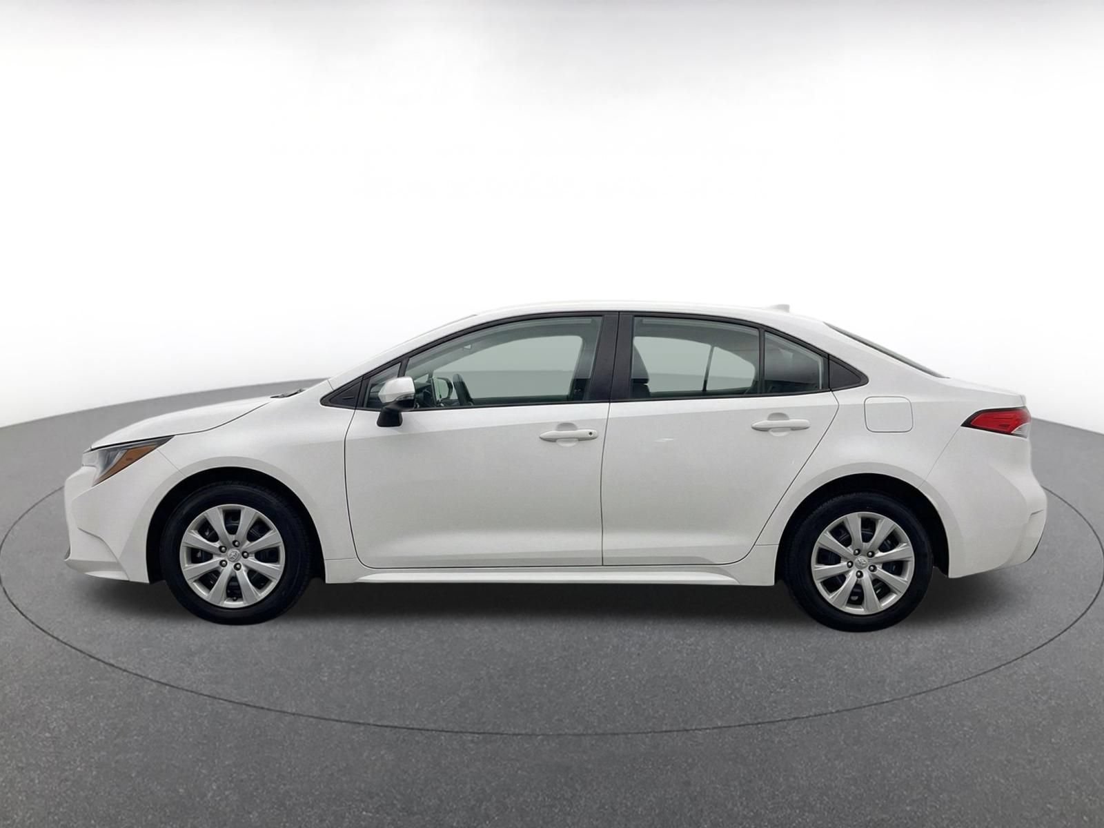Used 2025 Toyota Corolla LE FWD image 4