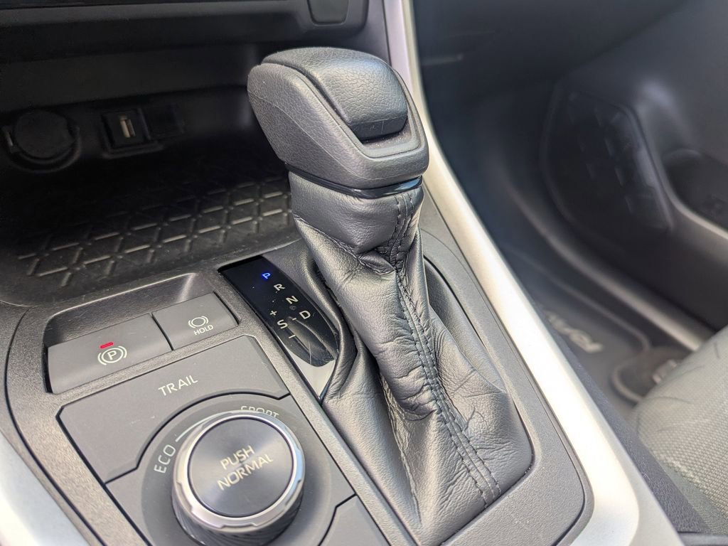 Used 2020 Toyota RAV4 XLE image 22
