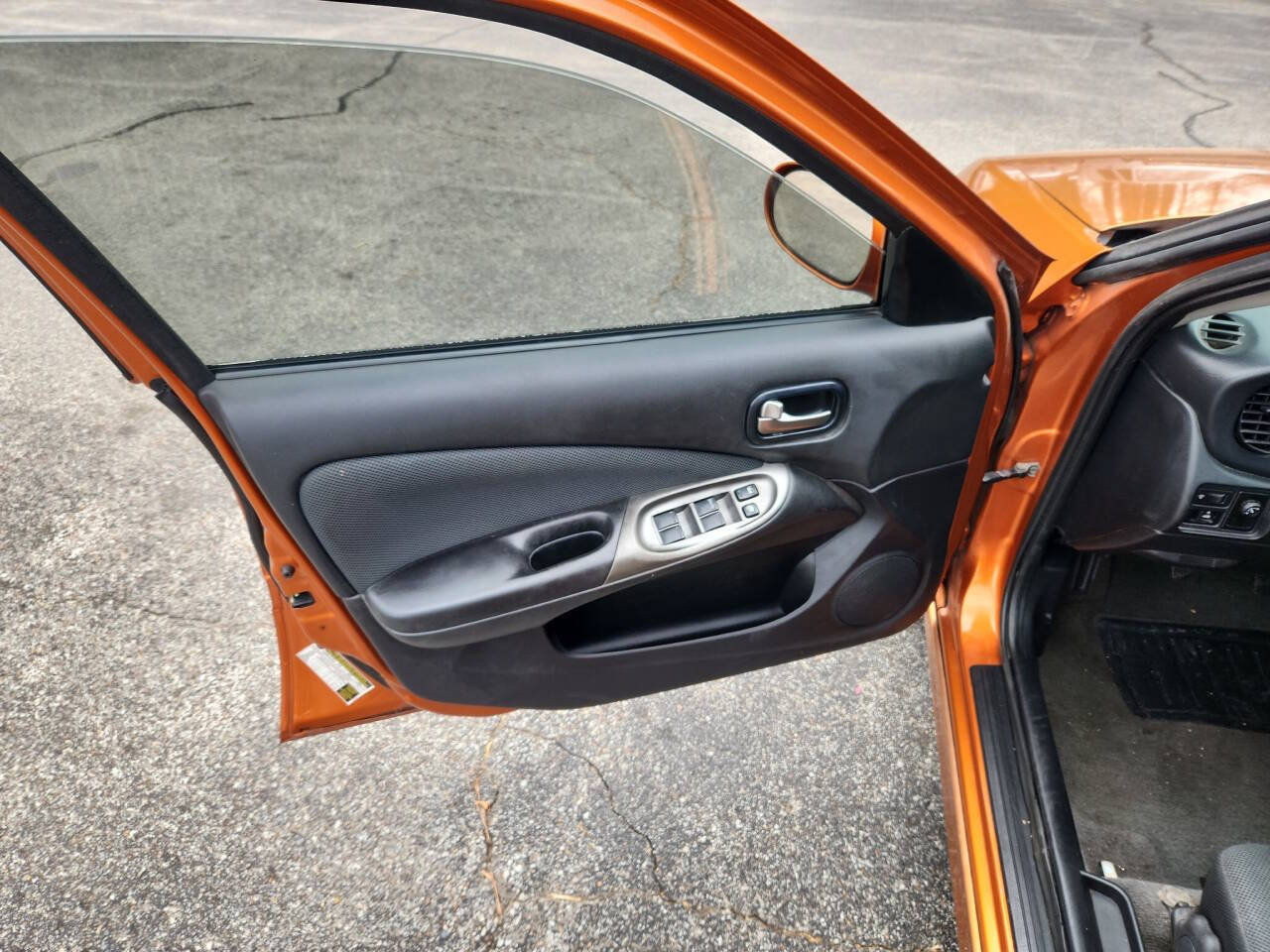 Used 2006 Nissan Sentra SE-R Spec V FWD image 9