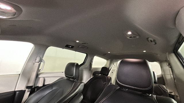 Used 2024 Chrysler Pacifica Touring-L FWD image 12