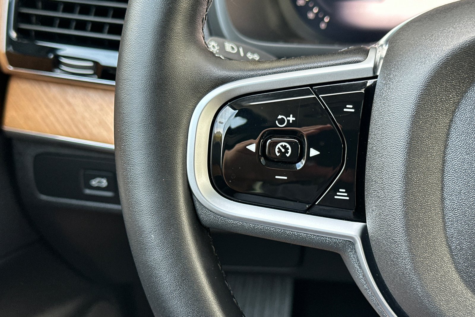Certified 2025 Volvo XC90 B6 Plus AWD/4WD image 29