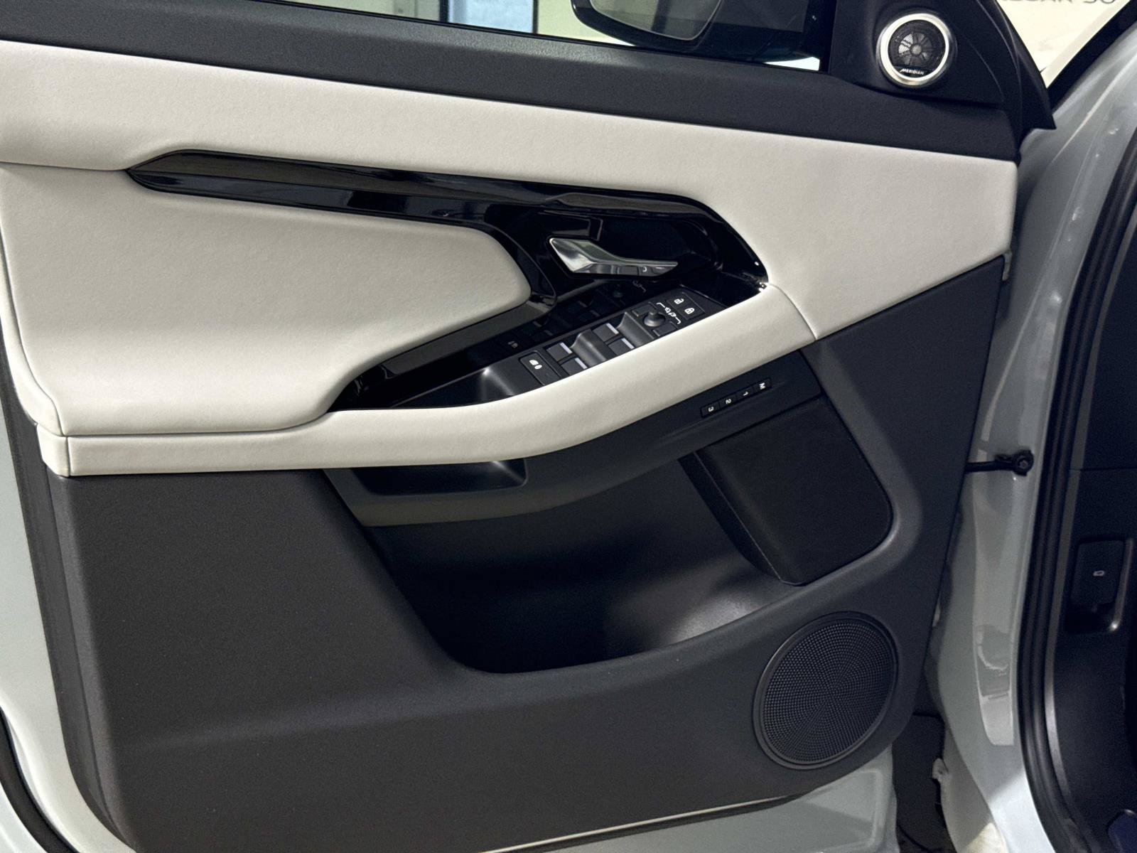 New 2026 Land Rover Range Rover Evoque S AWD/4WD image 17