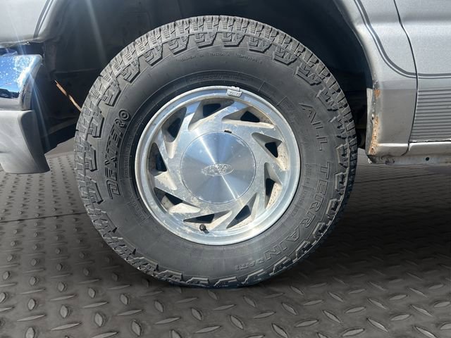 Used 2003 Ford E-150 and Econoline 150 RWD image 25