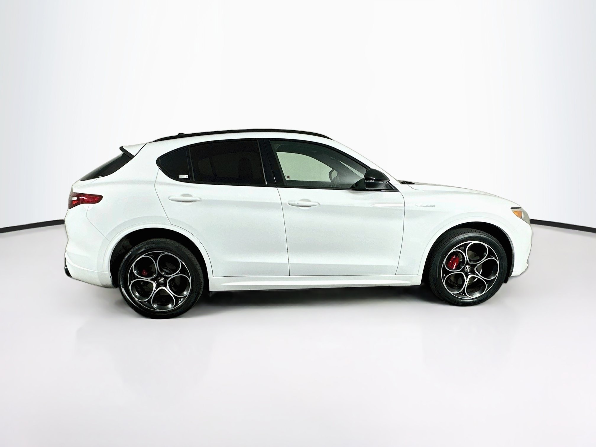 Used 2023 Alfa Romeo Stelvio Veloce AWD/4WD image 10