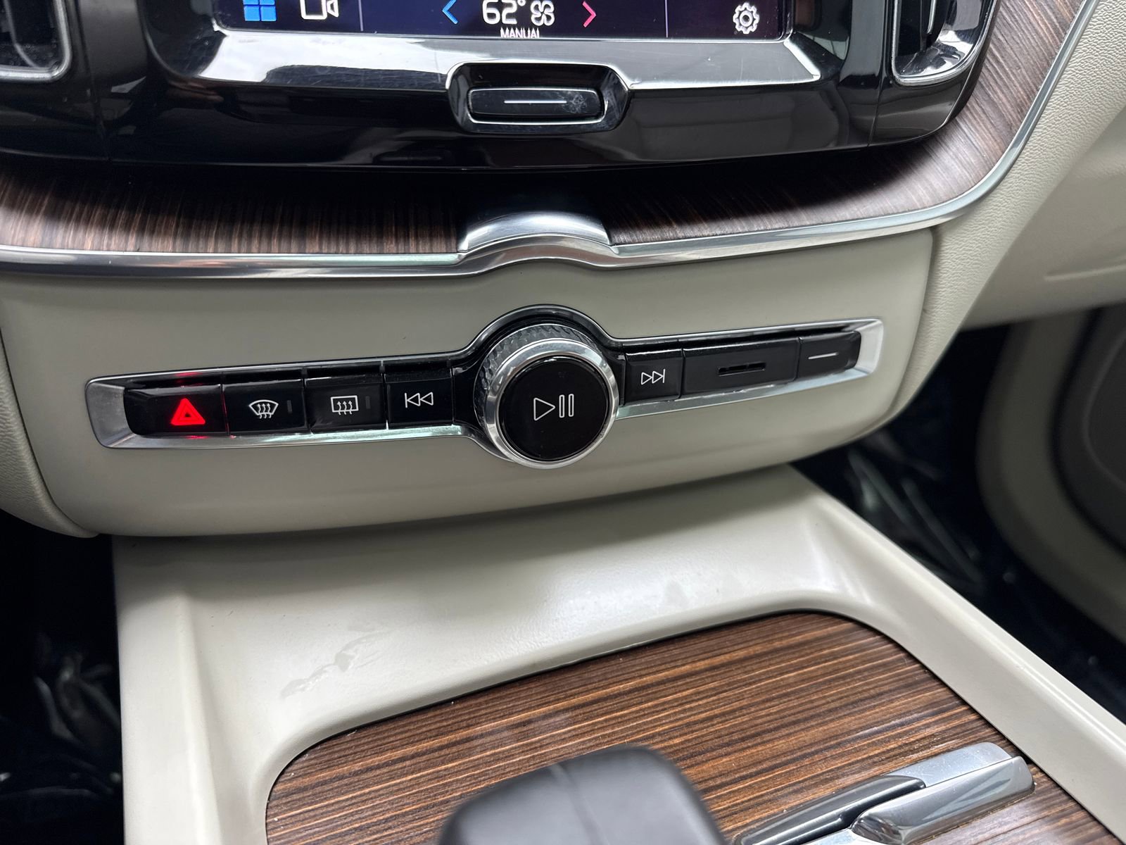Used 2022 Volvo XC60 B5 Momentum w/ Protection Package Premier FWD image 31
