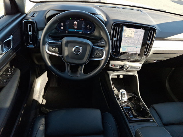 Used 2025 Volvo XC40 B5 Plus image 11