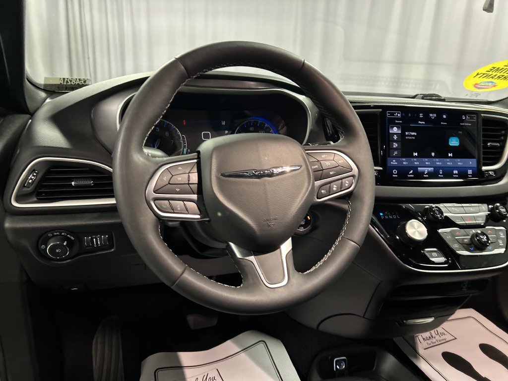 Used 2026 Chrysler Pacifica Select FWD image 15