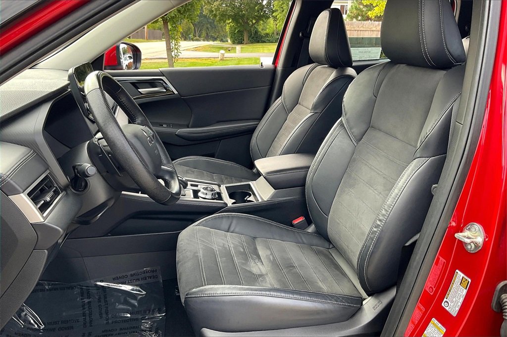 Used 2023 Mitsubishi Outlander SE image 14