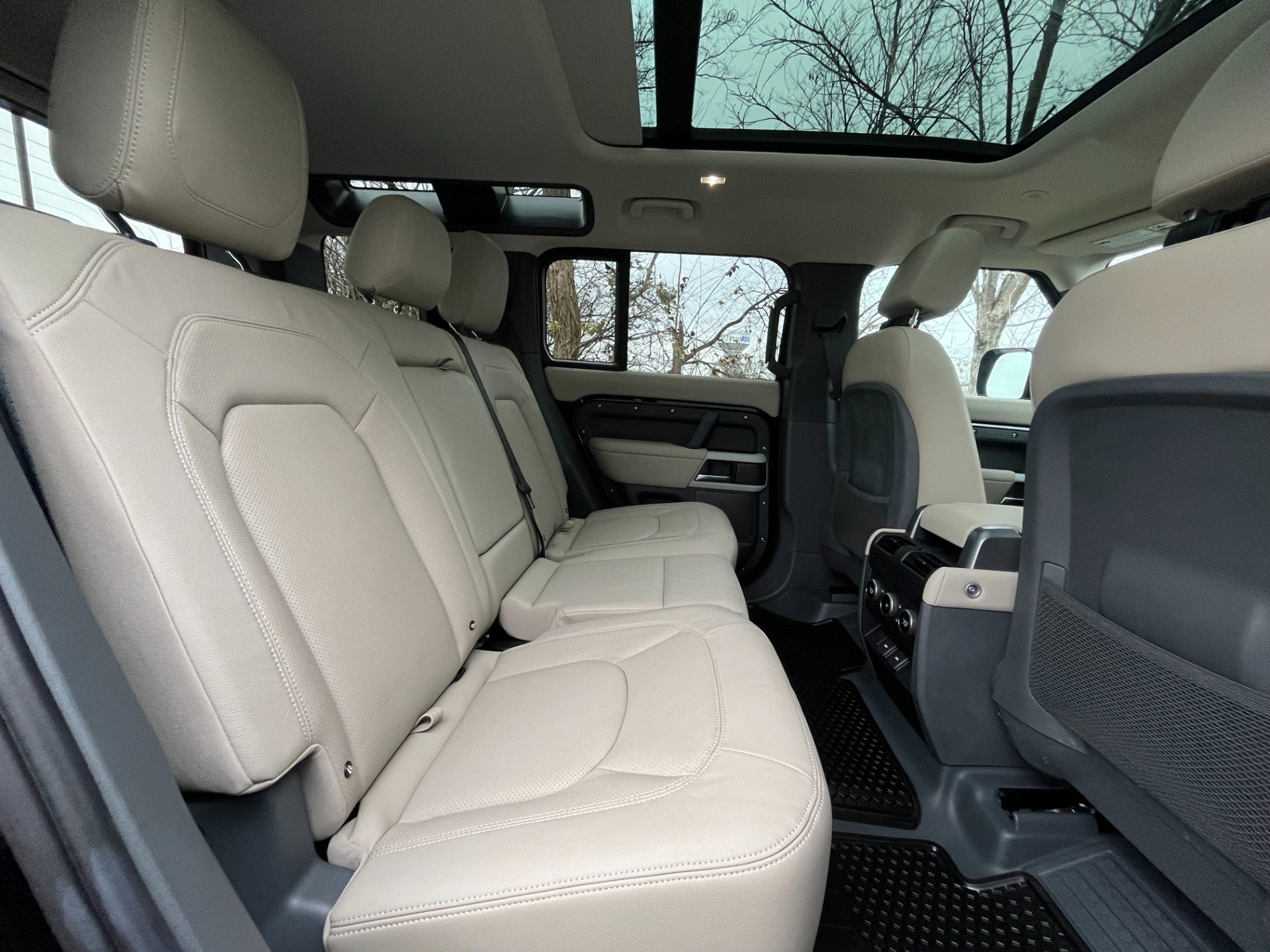 Used 2024 Land Rover Defender 110 SE image 21