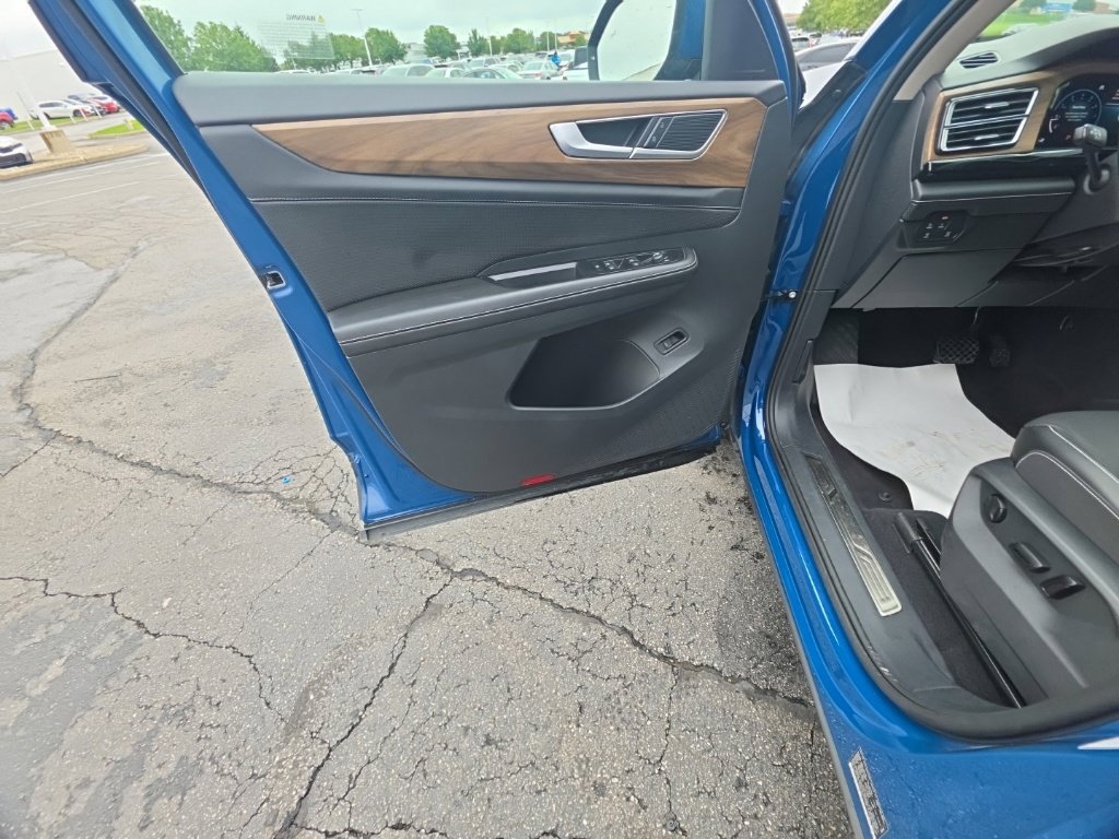 Used 2025 Volkswagen Atlas SE AWD/4WD image 13
