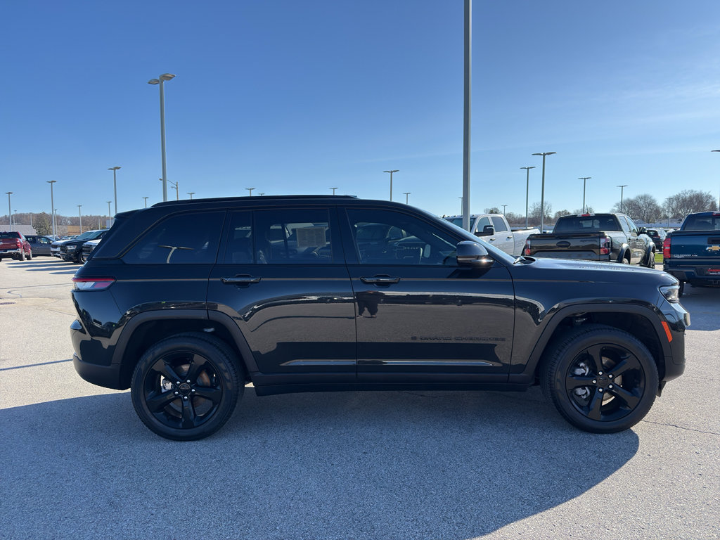 Used 2024 Jeep Grand Cherokee Limited w/ Black Appearance Package image 4
