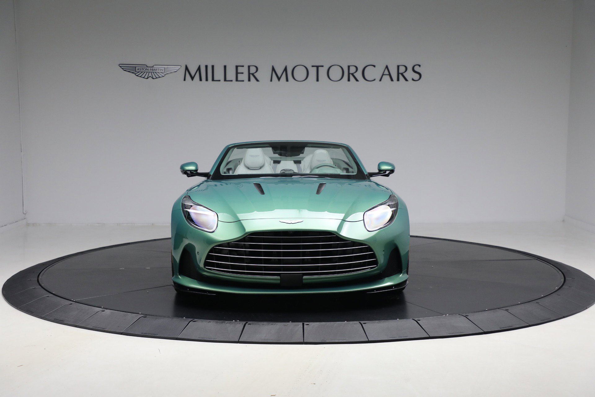 Used 2025 Aston Martin DB12 Convertible RWD image 12