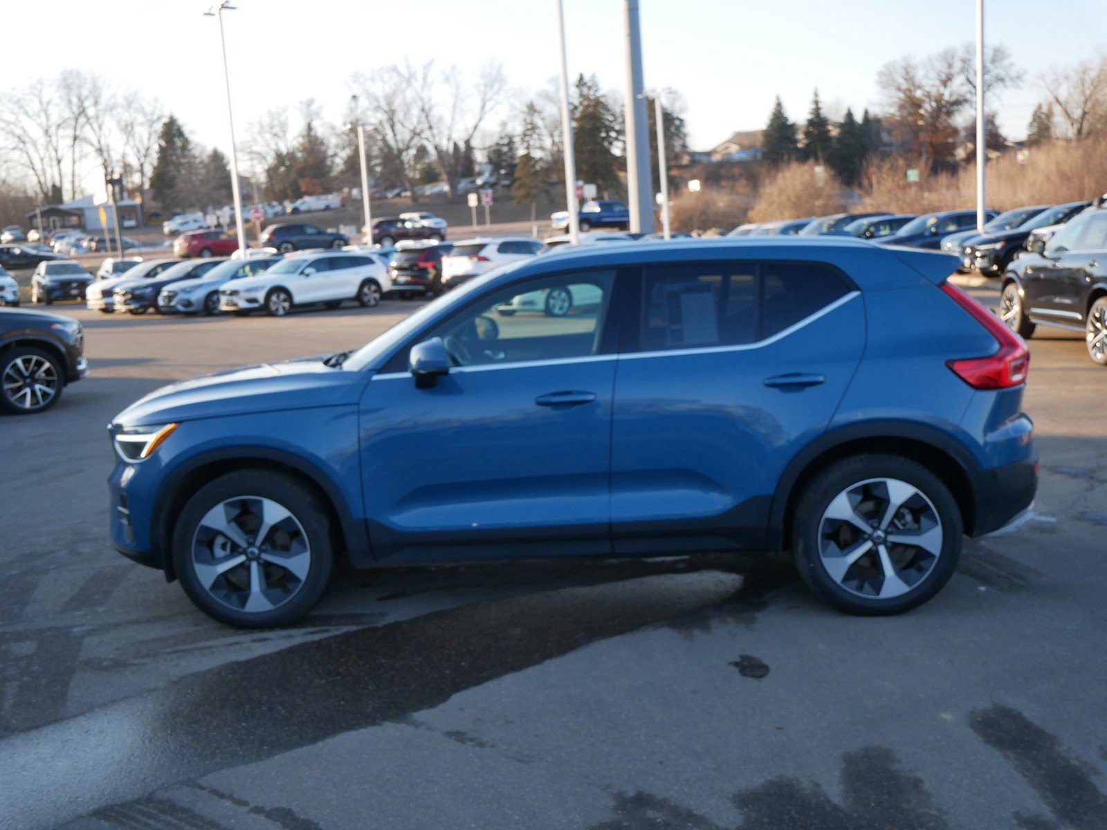 Used 2025 Volvo XC40 B5 Plus image 4
