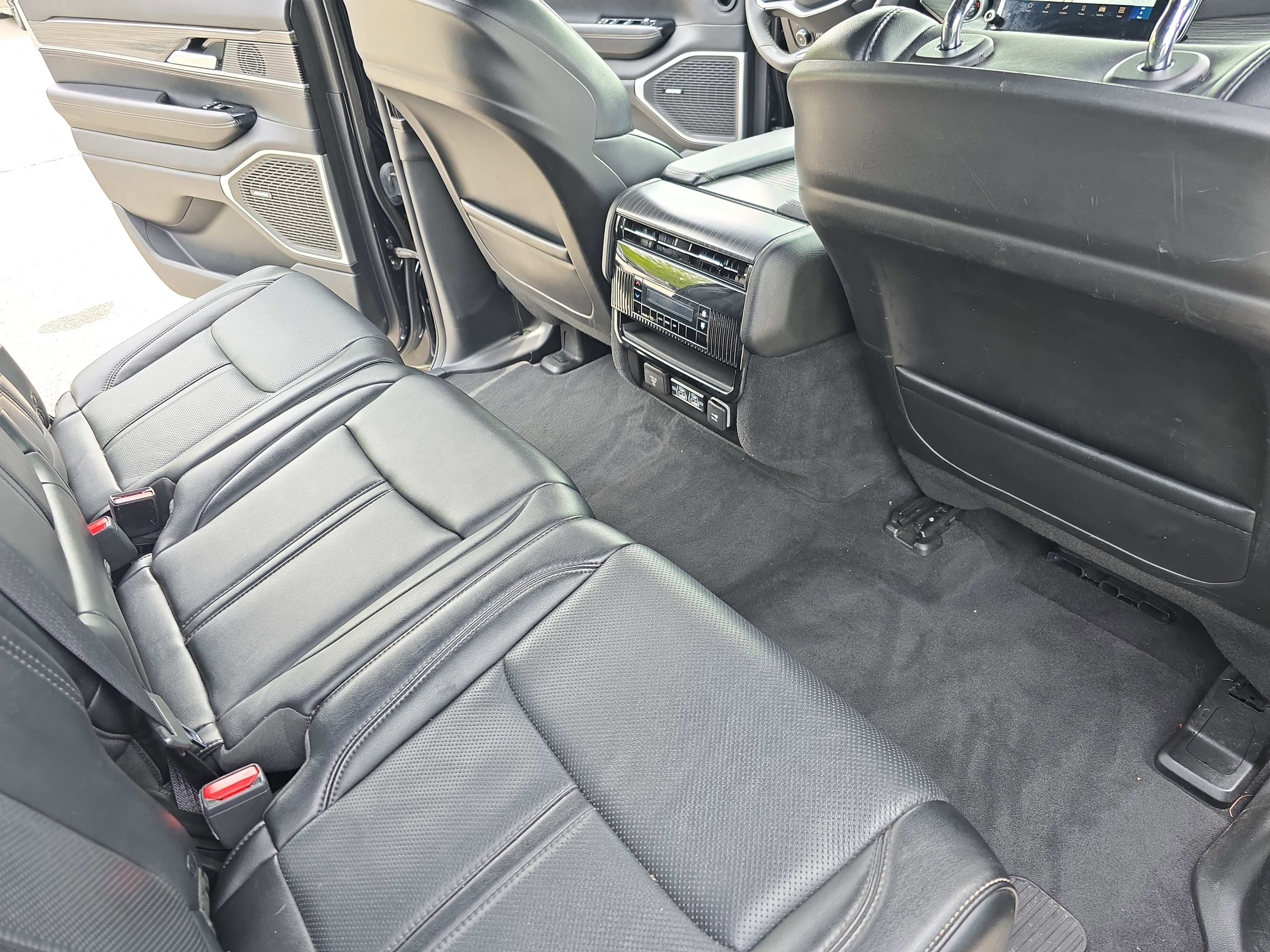 Used 2024 Jeep Wagoneer L Series II RWD image 11