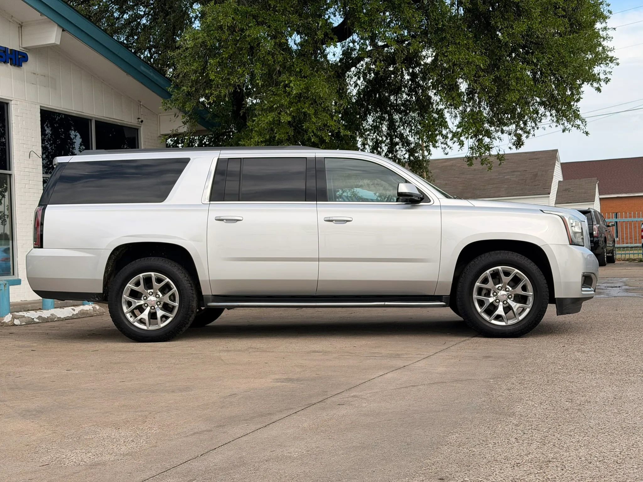 Used 2016 GMC Yukon XL SLT w/ Open Road Package image 2