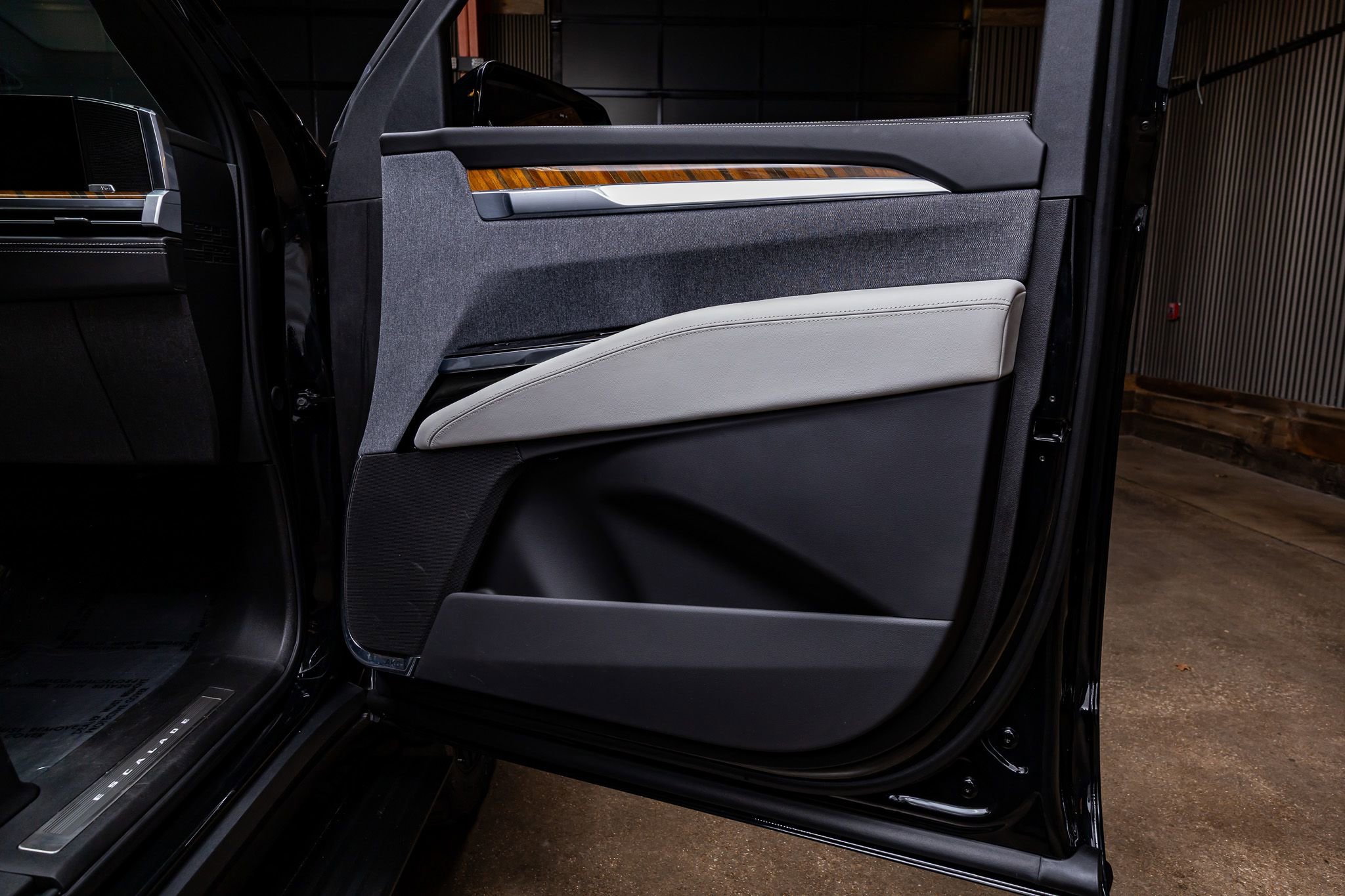 Used 2025 Cadillac Escalade ESV Sport Platinum w/ LPO, ONYX Package image 39