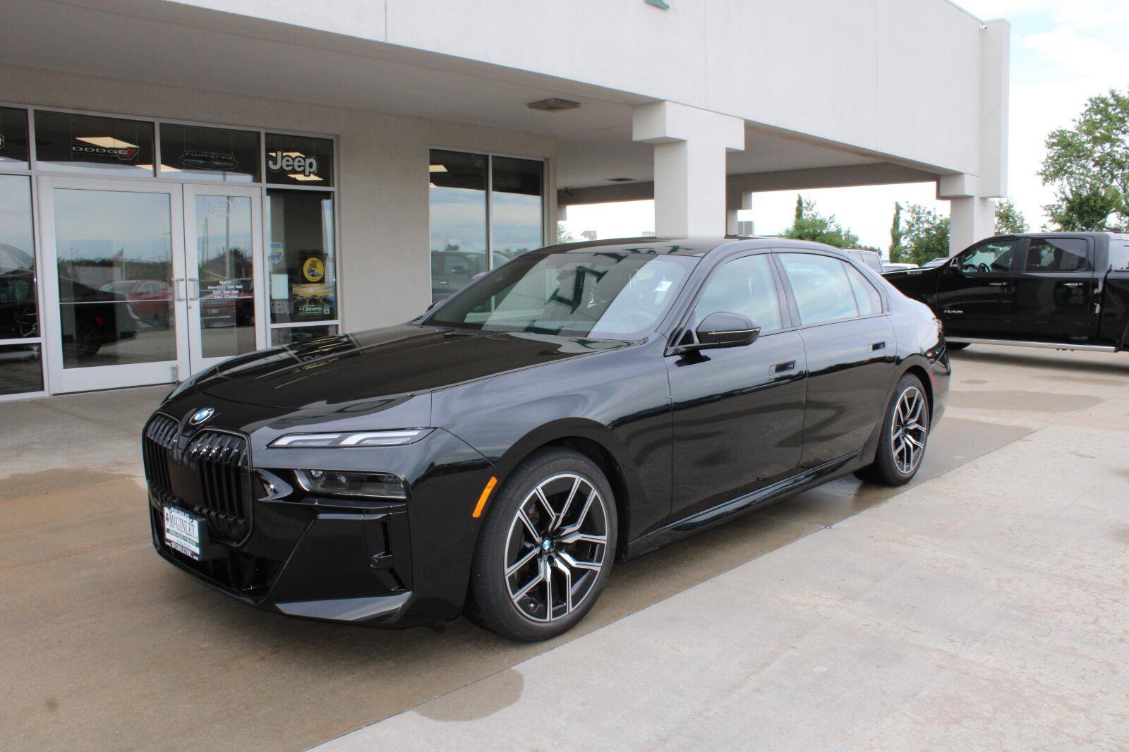Used 2024 BMW 740i xDrive AWD/4WD image 2