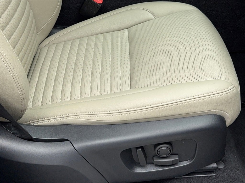 Used 2023 Land Rover Discovery Sport SE image 48