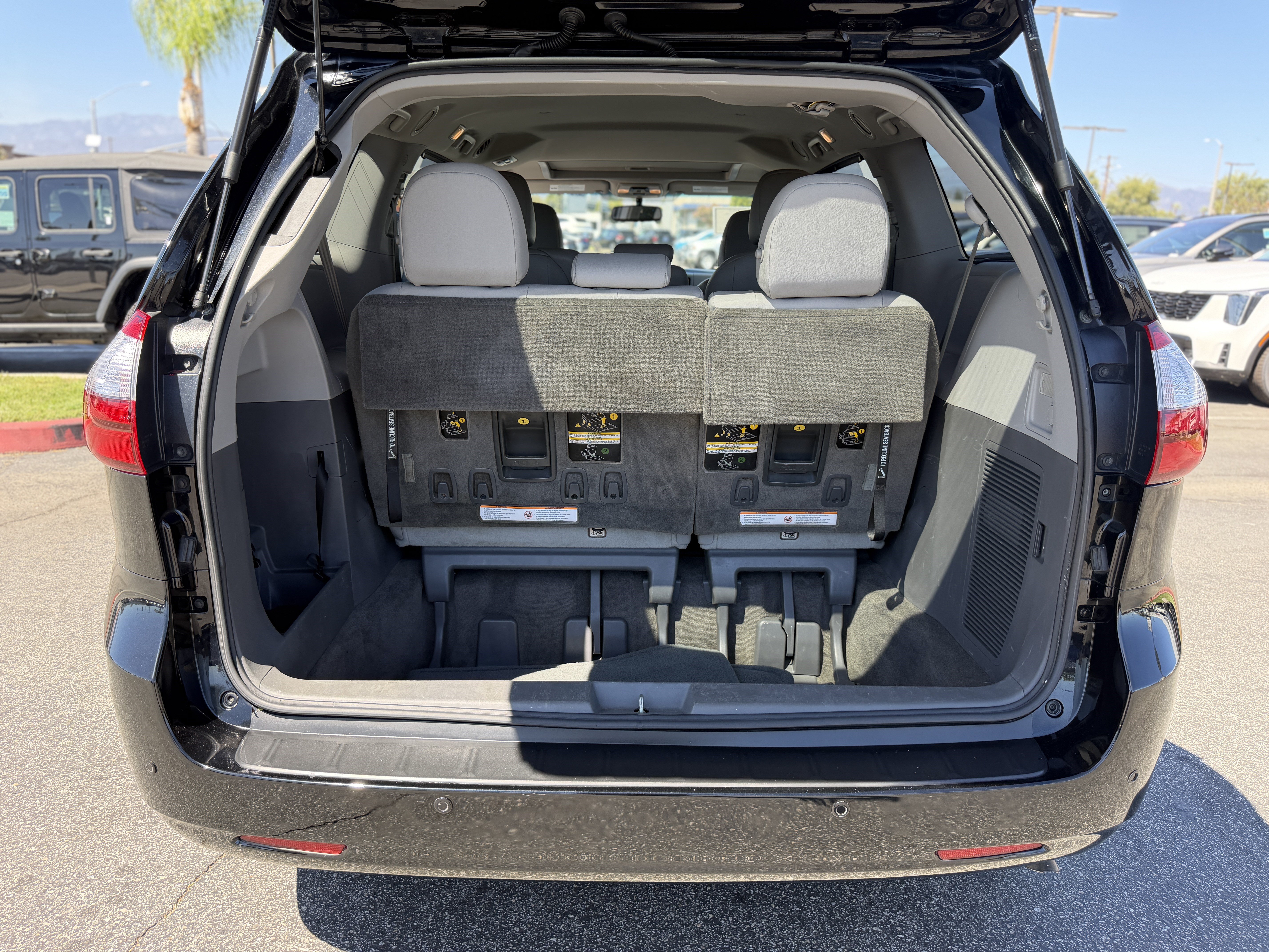 Used 2017 Toyota Sienna XLE w/ XLE Navigation Package FWD image 10