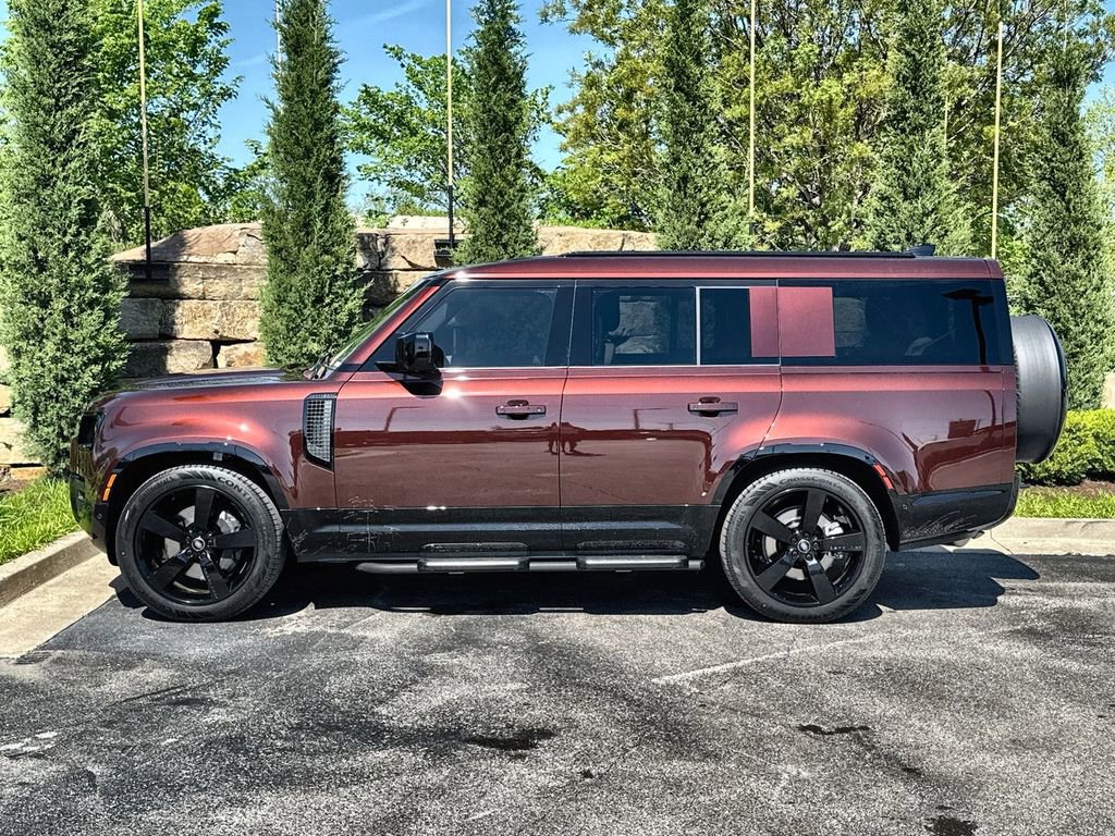 Used 2025 Land Rover Defender 130 X-Dynamic SE image 2