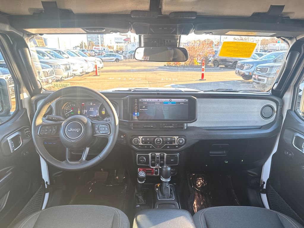 Used 2024 Jeep Wrangler Unlimited image 11