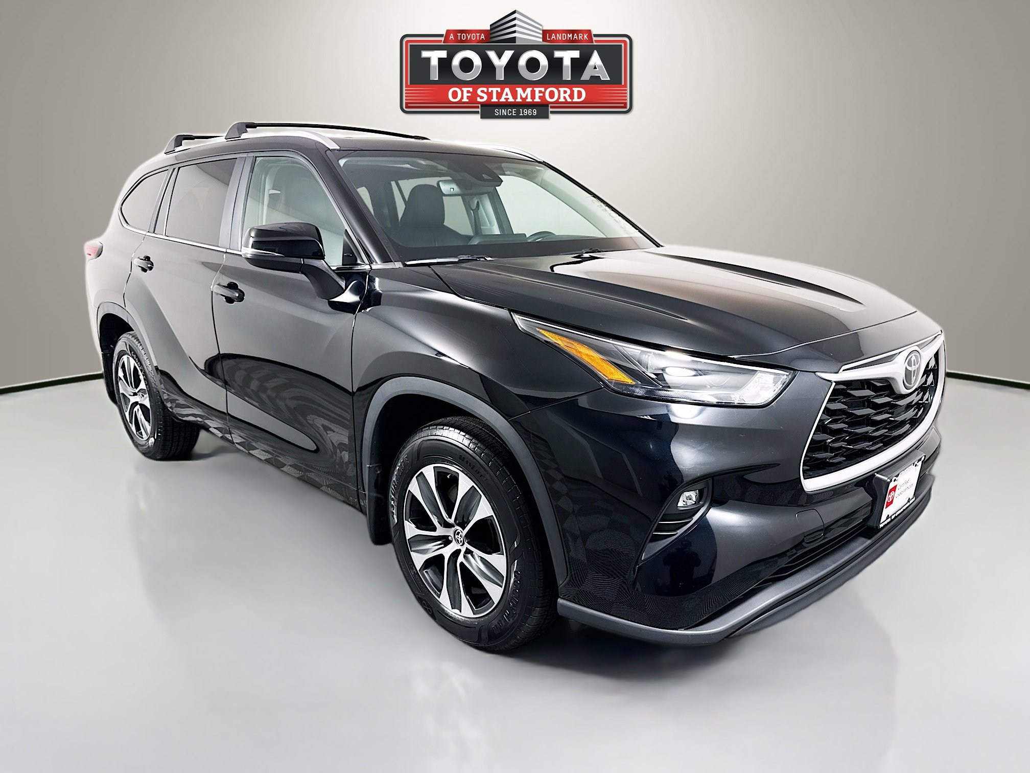 Used 2023 Toyota Highlander XLE AWD/4WD image 1
