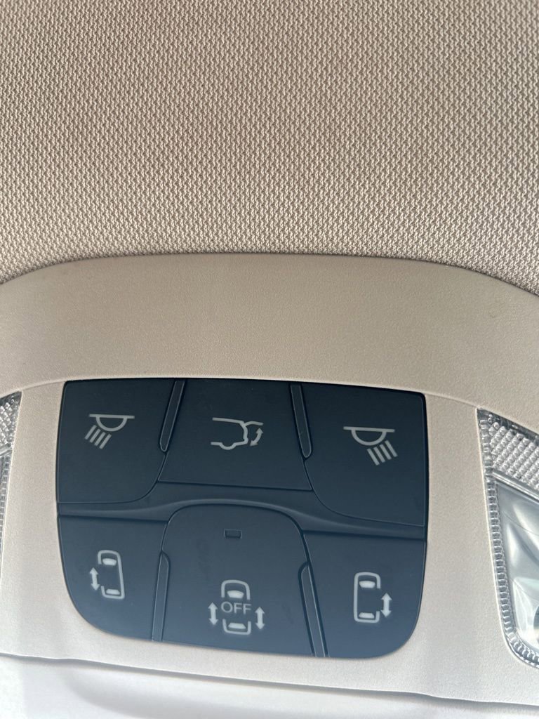 Used 2023 Chrysler Pacifica Touring-L image 37