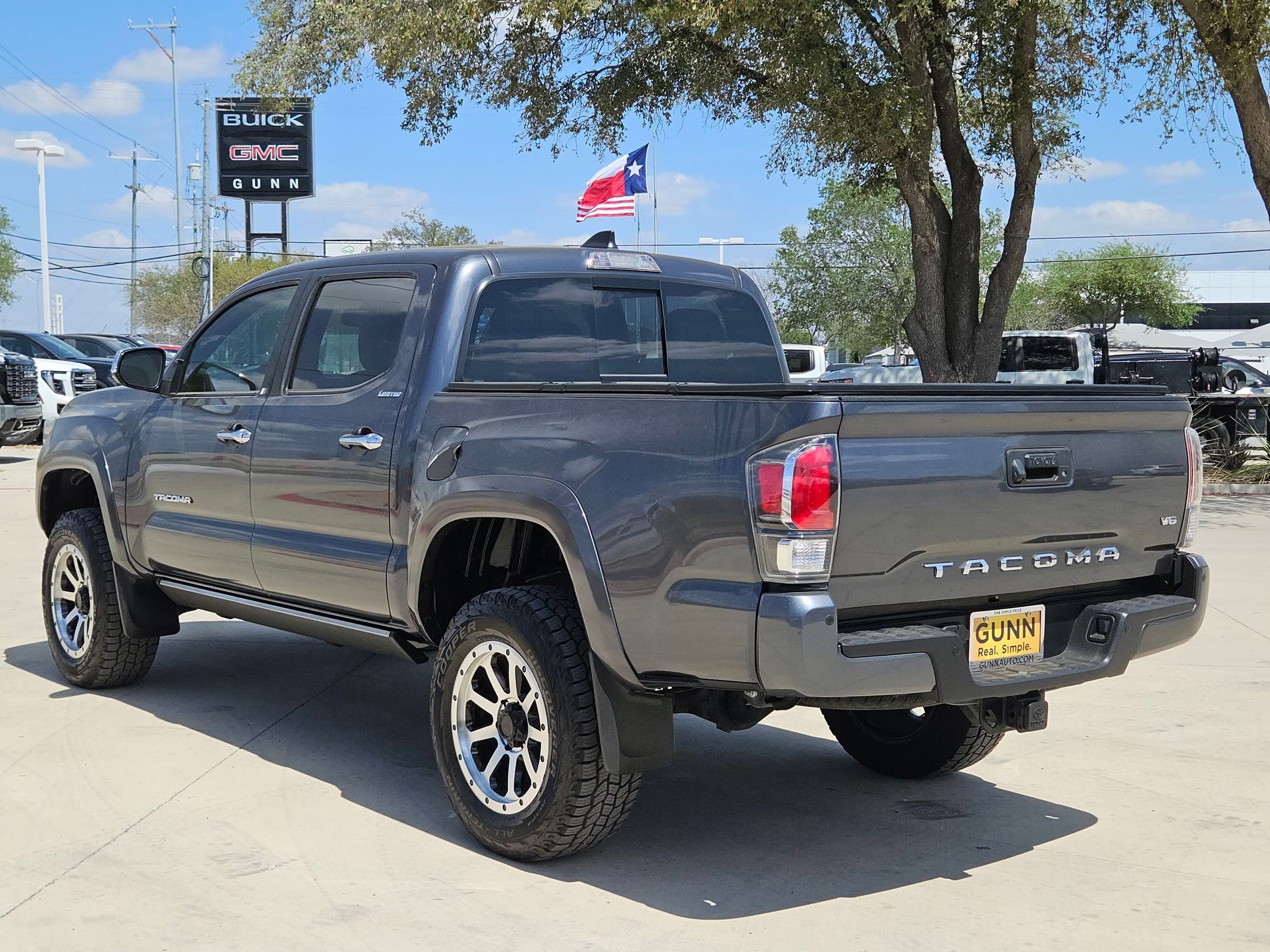 Used 2022 Toyota Tacoma Limited image 5