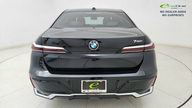 Used 2023 BMW 740i w/ Parking Assistance Package RWD image 5