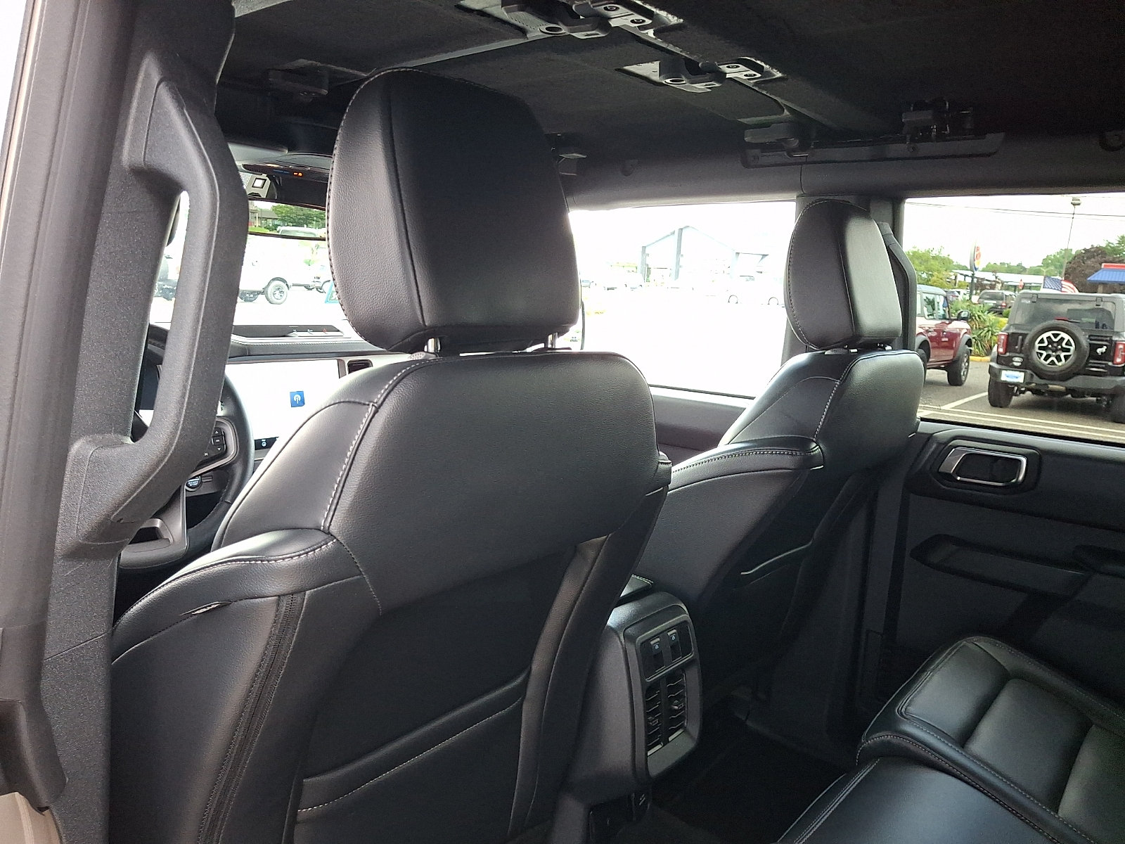 Used 2025 Ford Bronco Outer Banks AWD/4WD image 12