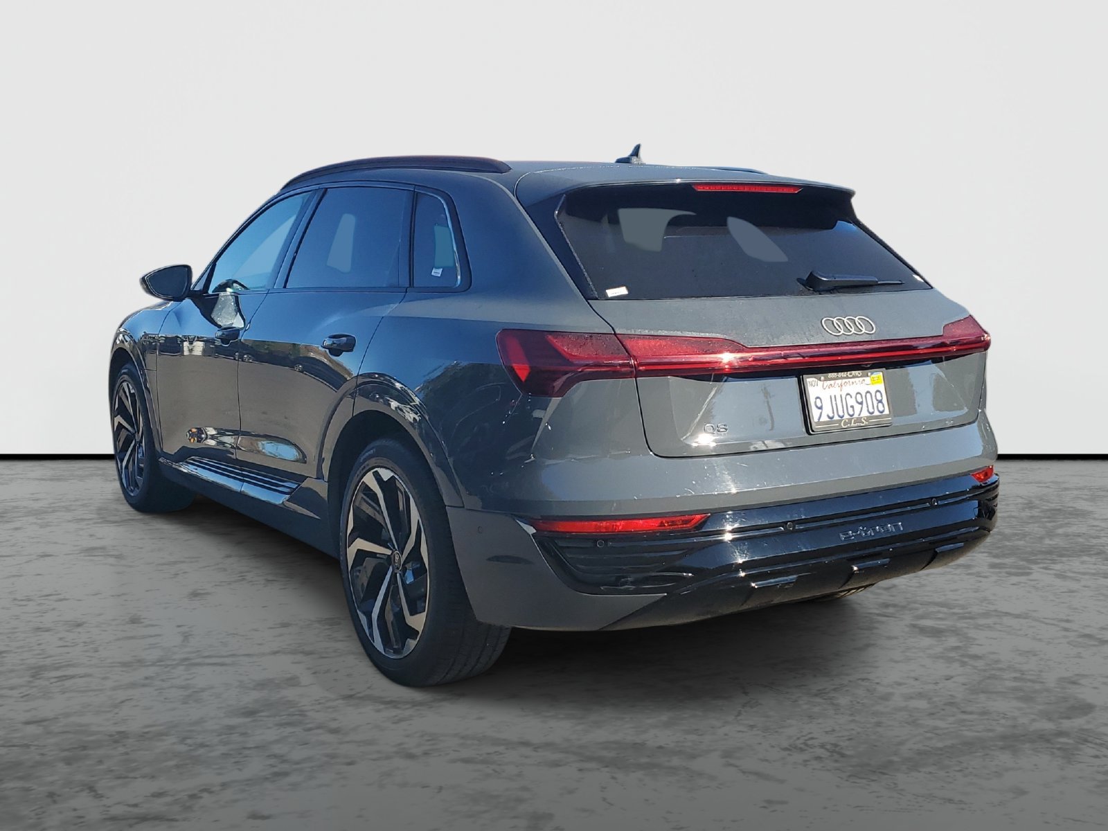 Used 2024 Audi Q8 e-tron Premium Plus w/ Premium Plus Package AWD/4WD image 3