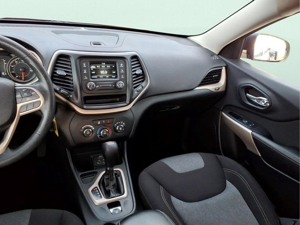 Used 2017 Jeep Cherokee Sport FWD image 19