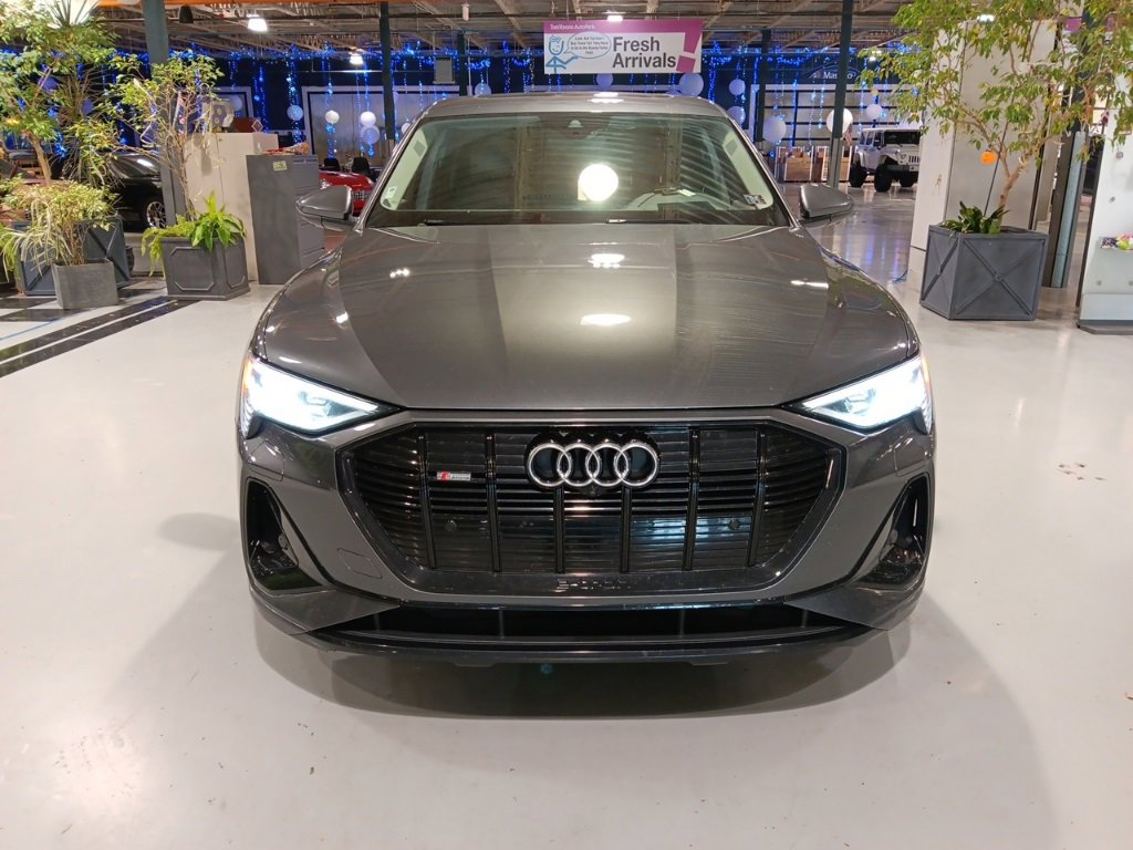 Used 2021 Audi e-tron Prestige w/ Prestige Package image 3