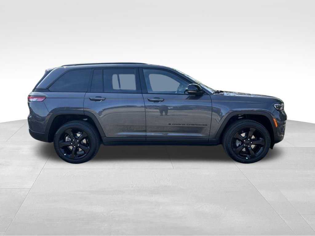 New 2025 Jeep Grand Cherokee Altitude image 7