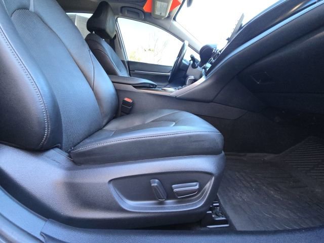 Used 2022 Toyota Camry XLE w/ Navigation Upgrade Package image 15