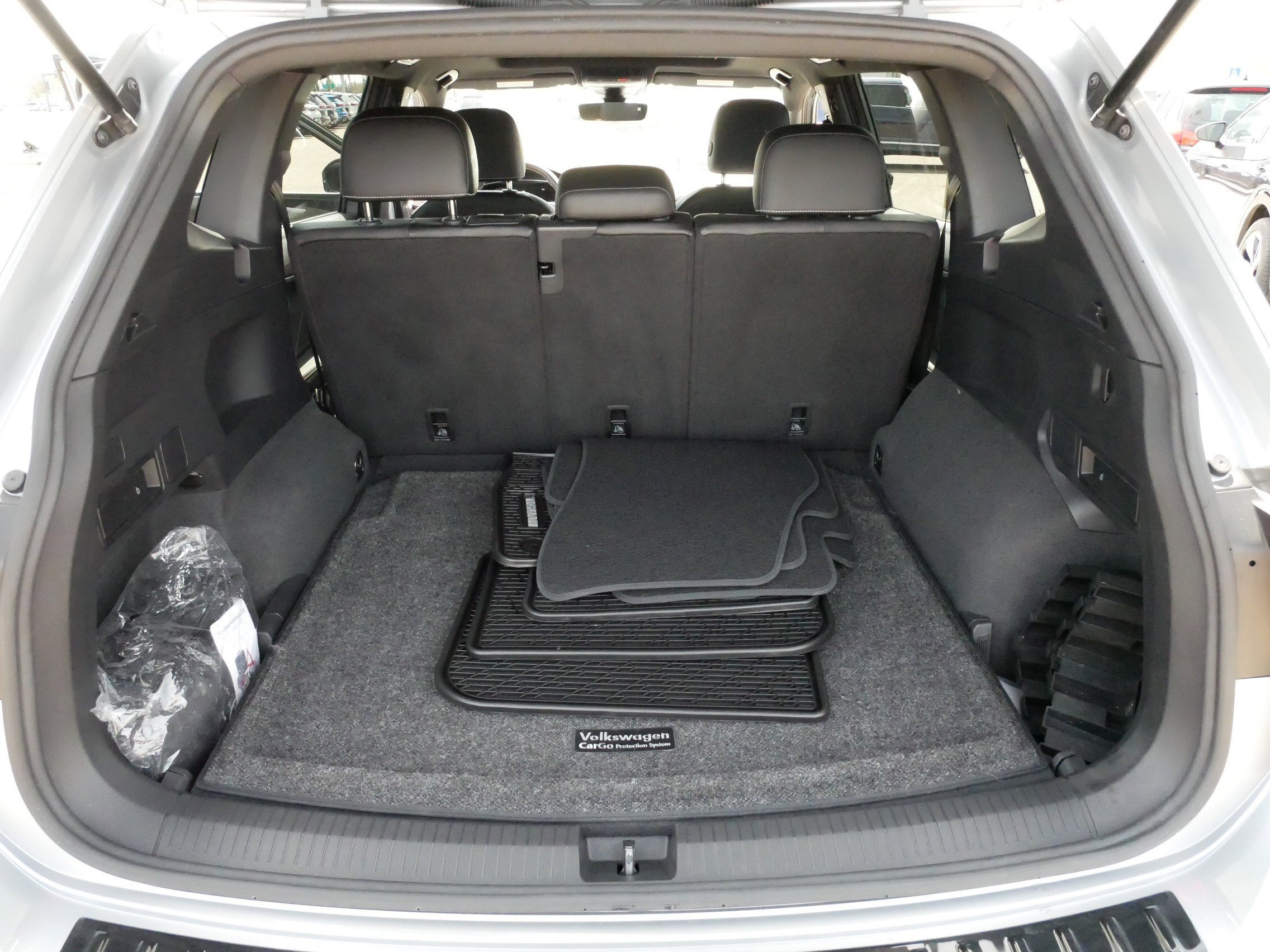 Certified 2023 Volkswagen Tiguan SE R-Line AWD/4WD image 18