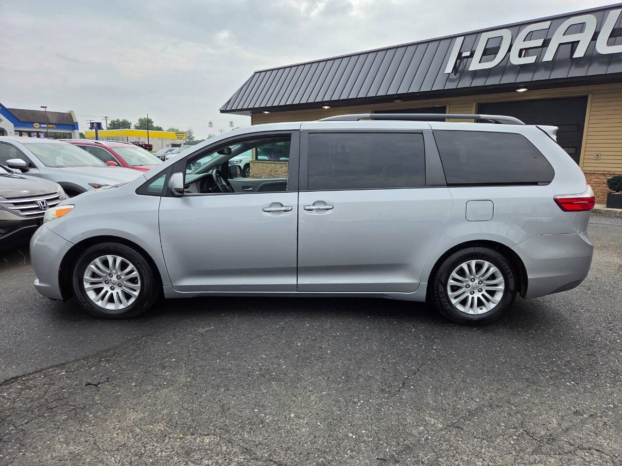 Used 2015 Toyota Sienna XLE FWD image 8