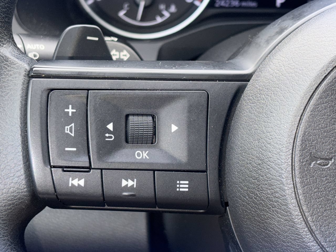 Used 2024 Nissan Pathfinder S FWD image 10